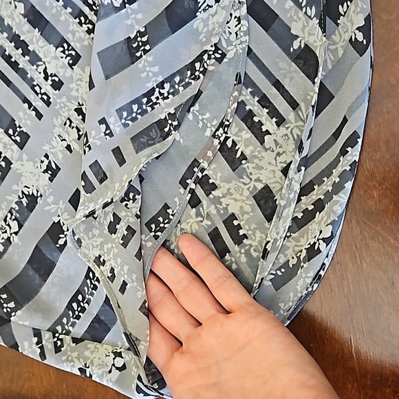 Cabi Women's  Sleeveless Patterned Top size Small - Picture 5 of 6